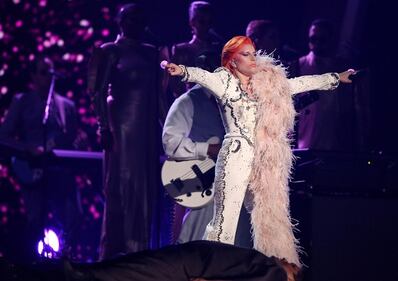 Lady Gaga: capelli rosso fuoco per i Grammy 2016. Foto 12