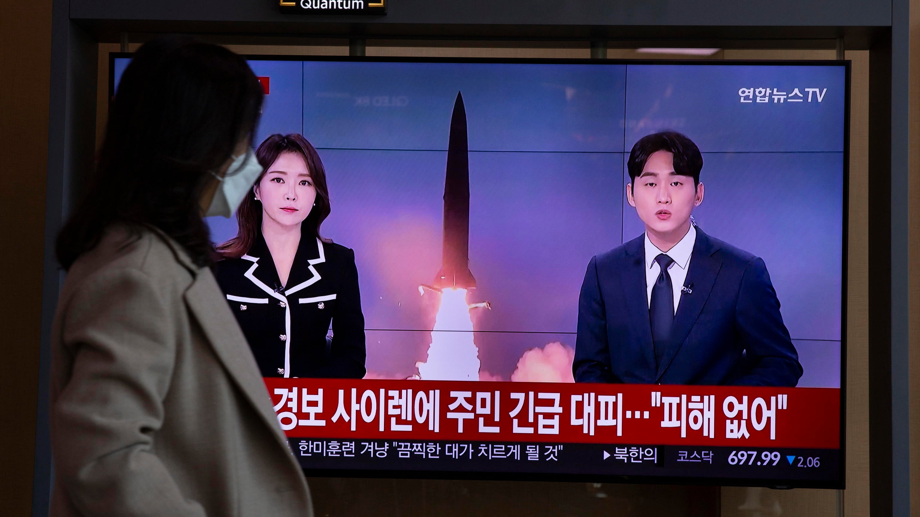 "Mai così vicini alla Sud Corea". Kim provoca ancora: lanciati 17 missili nel mar del Giappone