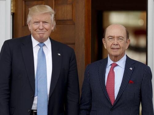 Dazi, Trump vara due ordini esecutivi sul protezionismo. "Da anni siamo in guerra commerciale"