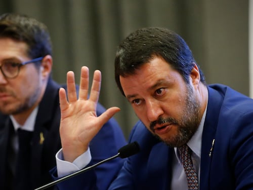 Contestatrice dà del buffone a Salvini e rifiuta l’identificazione in commissariato