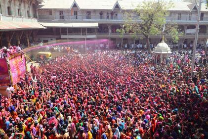 in India inizia l'Holi Festival  8