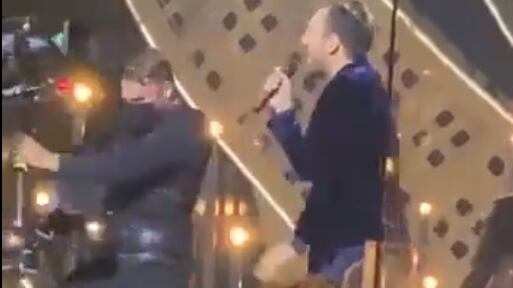 Incidente sul palco: cameraman cade durante il medley di Cremonini
