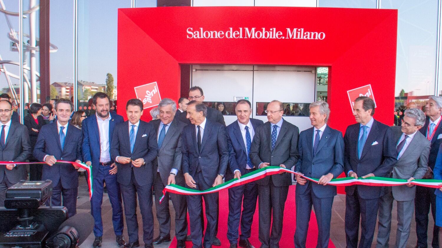 La Custode del Salone non riconosce Conte e lo rimprovera così