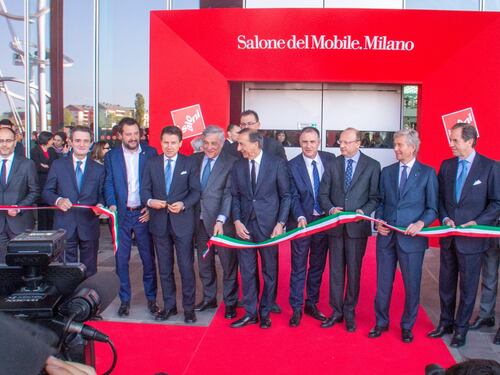 La Custode del Salone non riconosce Conte e lo rimprovera così