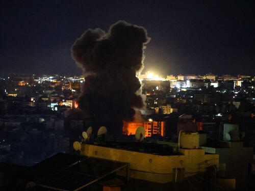 Nuovi raid di Israele a sud di Beirut, colpita moschea a Gaza. Israele prepara l'attacco all'Iran