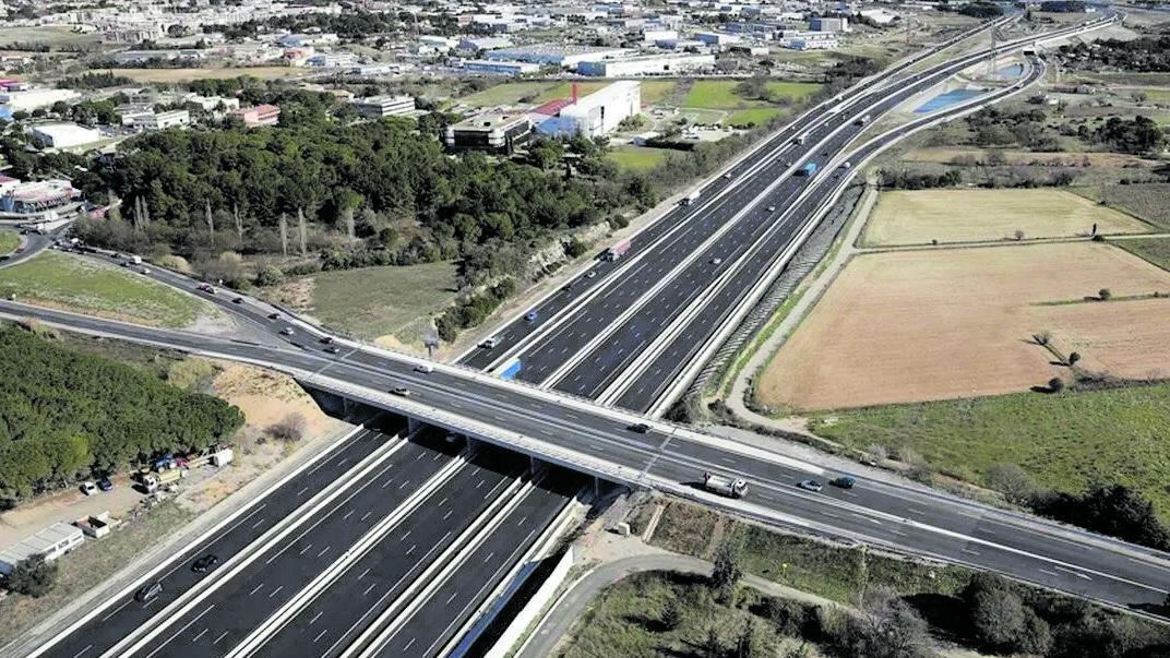 Parigi, la sindaca "frena" ancora le auto. In tangenziale a 50 all'ora. Ma è bufera