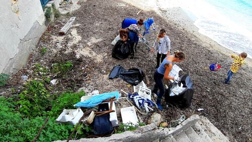 Una spiaggia piena di plastica affoga Santa Flavia 5