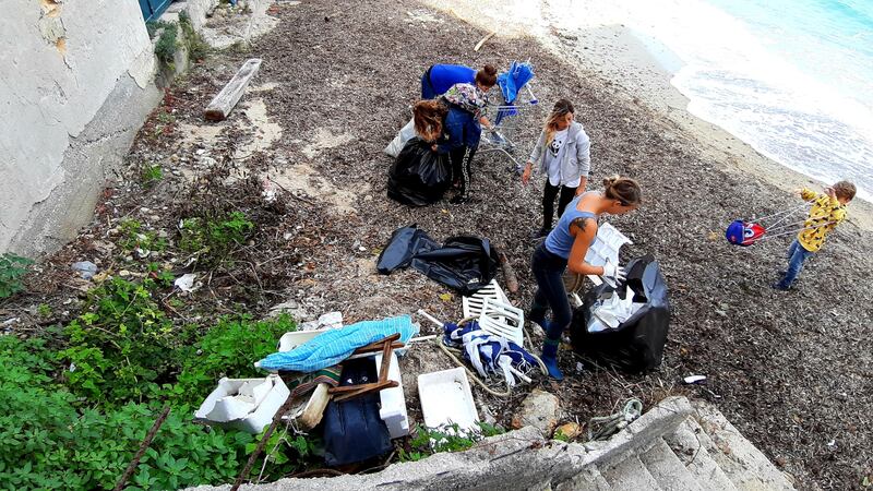 Una spiaggia piena di plastica affoga Santa Flavia 5