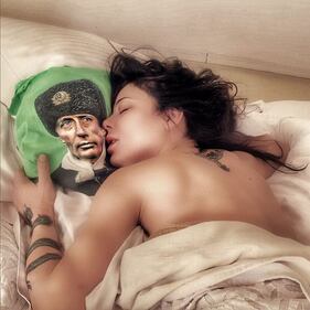 Naike Rivelli hot, topless nel guardaroba 6