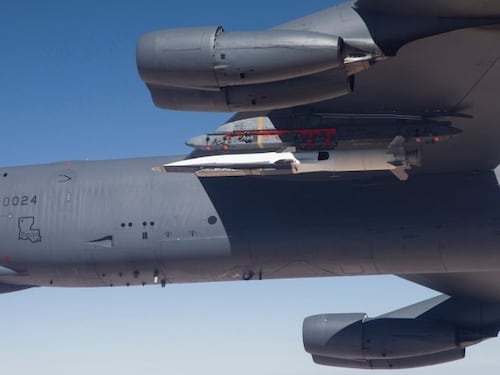 Il bombardiere B-52 in volo e il missile ipersonico Arrw: cosa rivela il lancio Usa