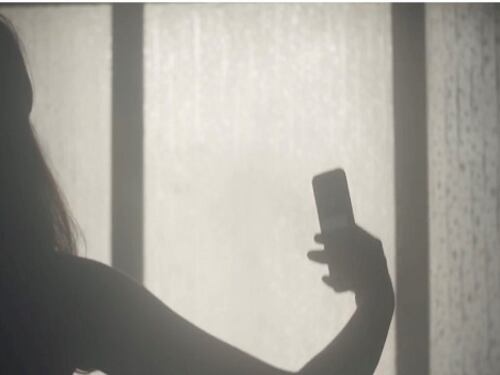 "Le mie foto in topless sulle chat della baby gang, ho tentato il suicidio"