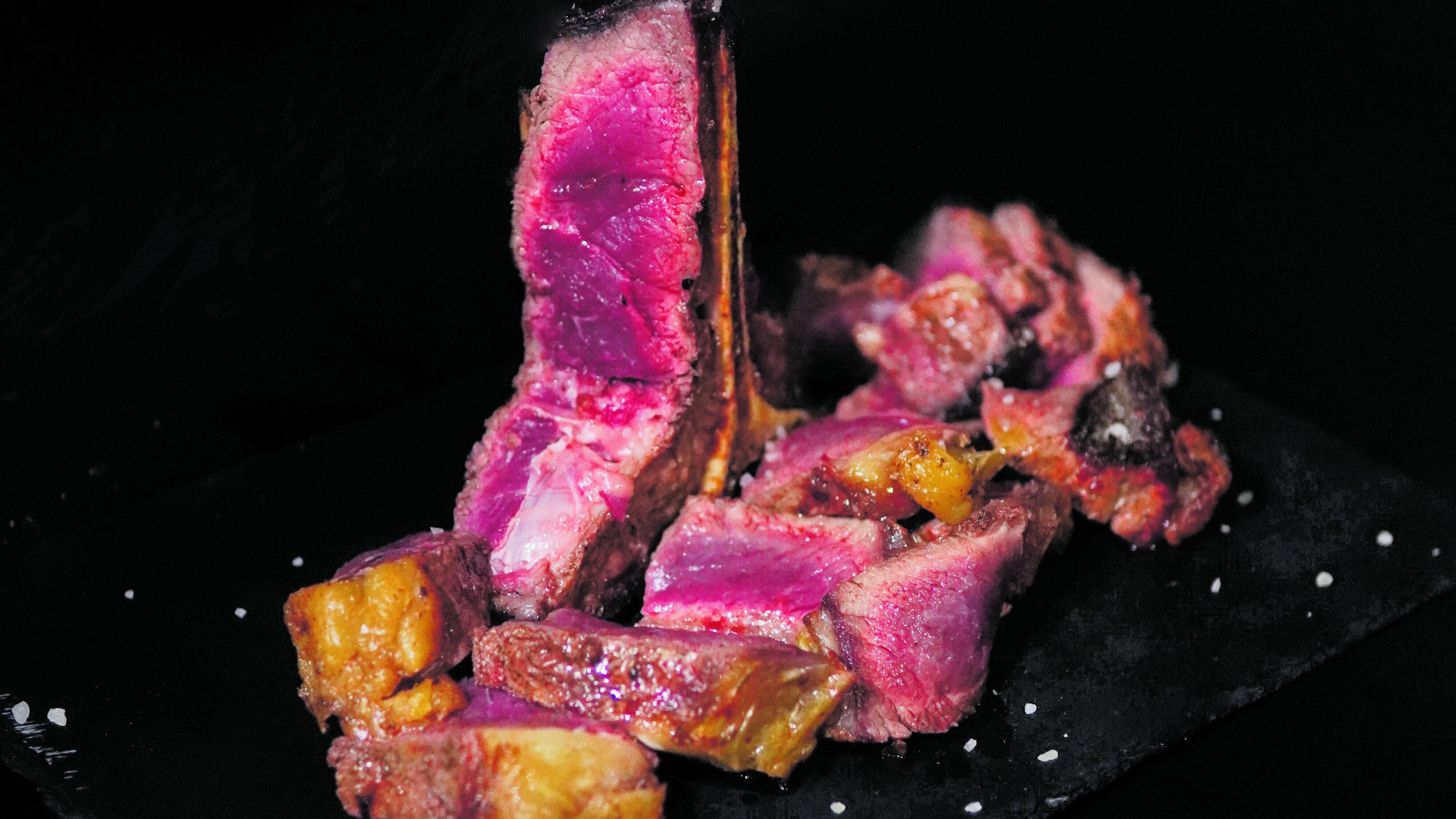 "Nero9 Milano", il tempio della carne cotta sui carboni ardenti
