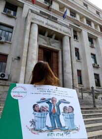Giornata contro il tabacco: protesta hot davanti al ministero dell Salute 1
