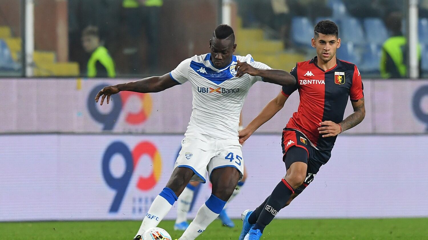 Genoa-Brescia, un fotografo accusa Balotelli: "Mi ha spaccato la macchina fotografica"