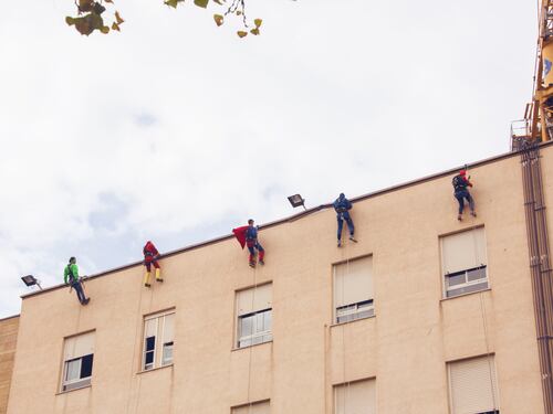 I supereroi di EdiliziAcrobatica portano un sorriso ai bambini in ospedale