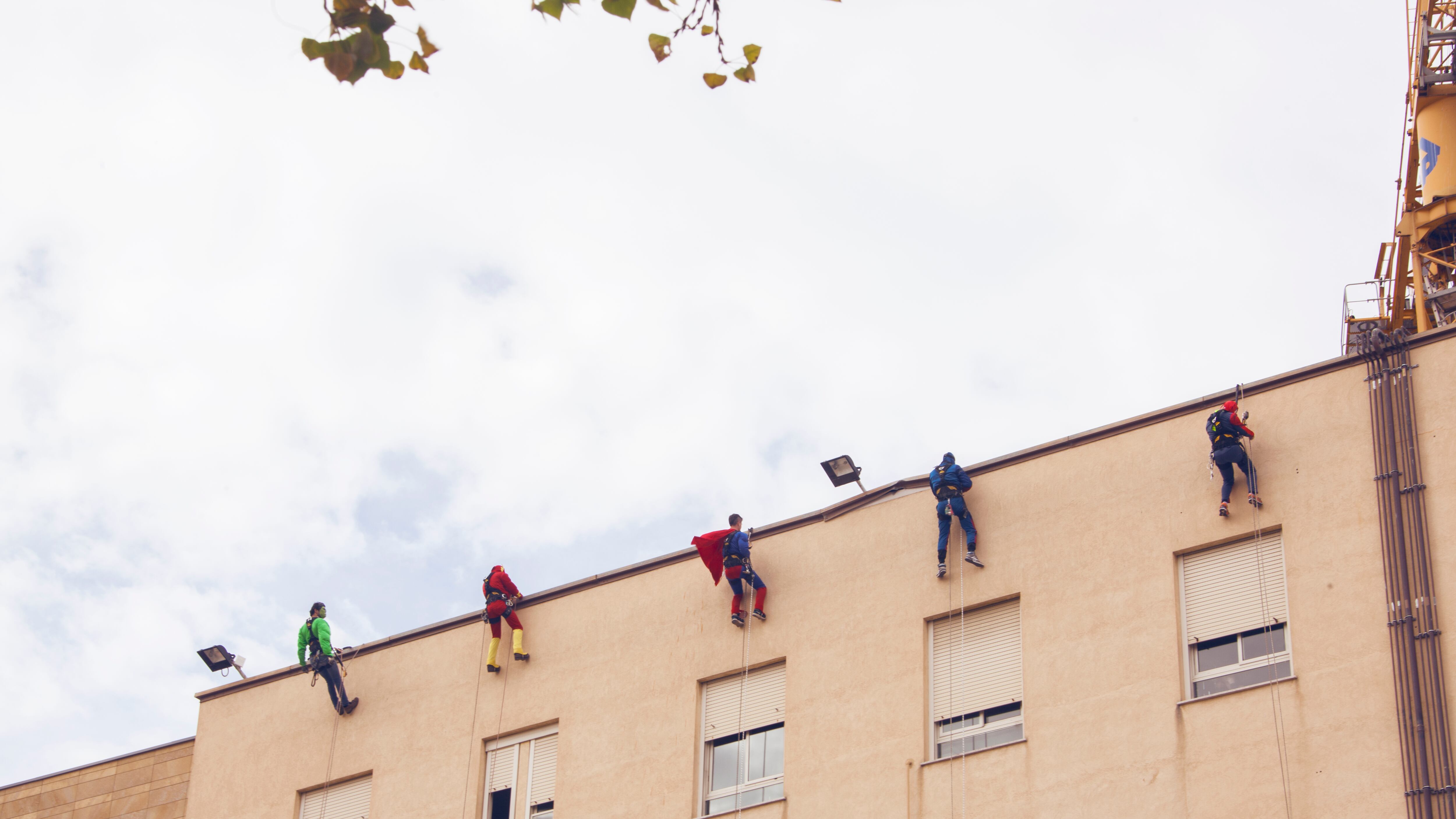 I supereroi di EdiliziAcrobatica portano un sorriso ai bambini in ospedale