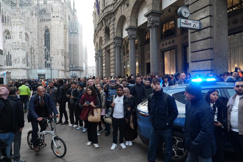 Milano, la colonna di fumo in centro nei pressi del Duomo 1