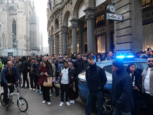 Milano, la colonna di fumo in centro nei pressi del Duomo