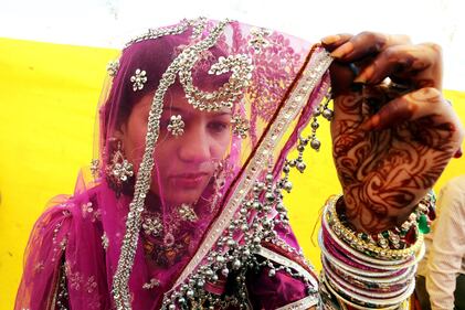 In novanta si sposano in un matrimonio di massa in India 12