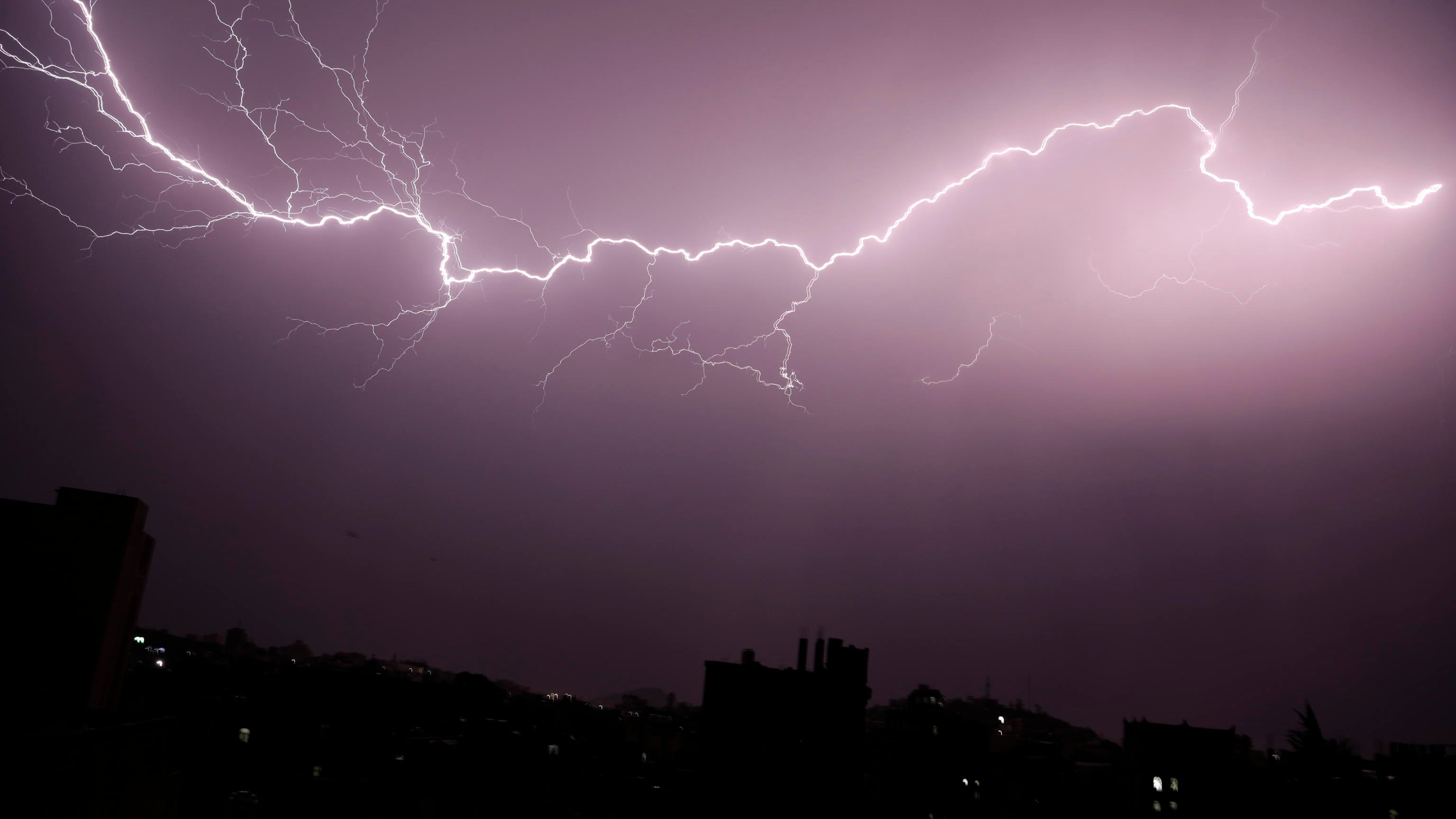 "Supercelle" e "downburst": il vocabolario del meteo tropicale