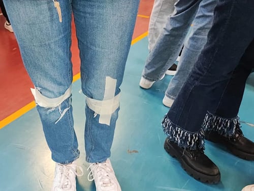 Napoli, scotch sui jeans strappati per entrare a scuola: è polemica