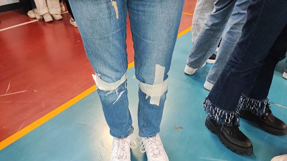 Napoli, scotch sui jeans strappati per entrare a scuola: è polemica