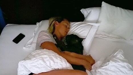 Federica Pellegrini a letto con Vanessa, ma chi c'era con lei?