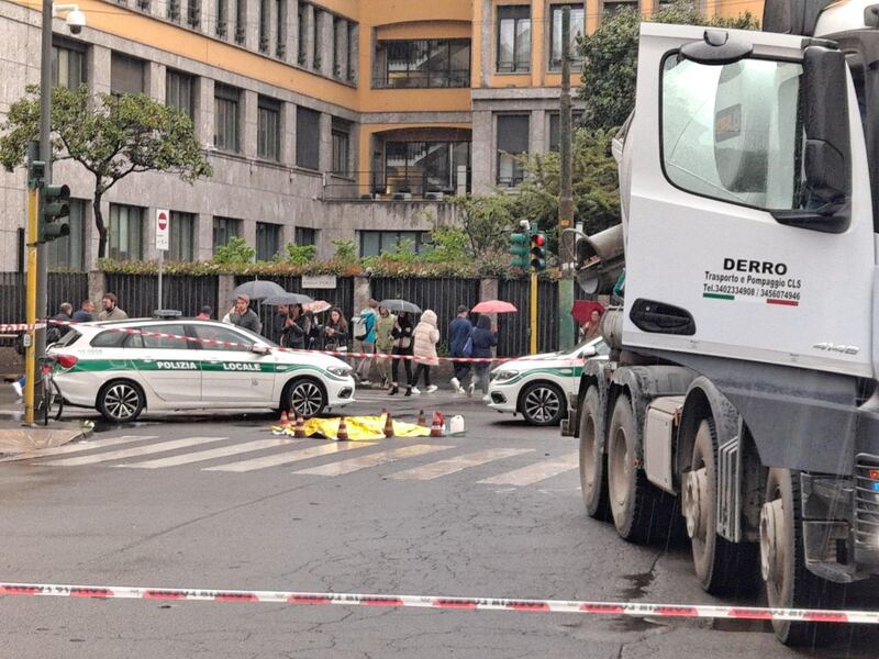 Tragedia a Milano, donna travolta e uccisa da una betoniera: i rilievi 2