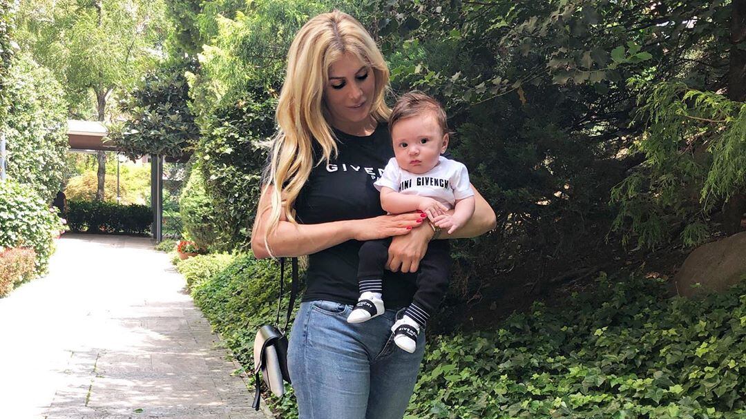 Paola Caruso sceglie un look griffatissimo per il figlio ed è bufera sui social