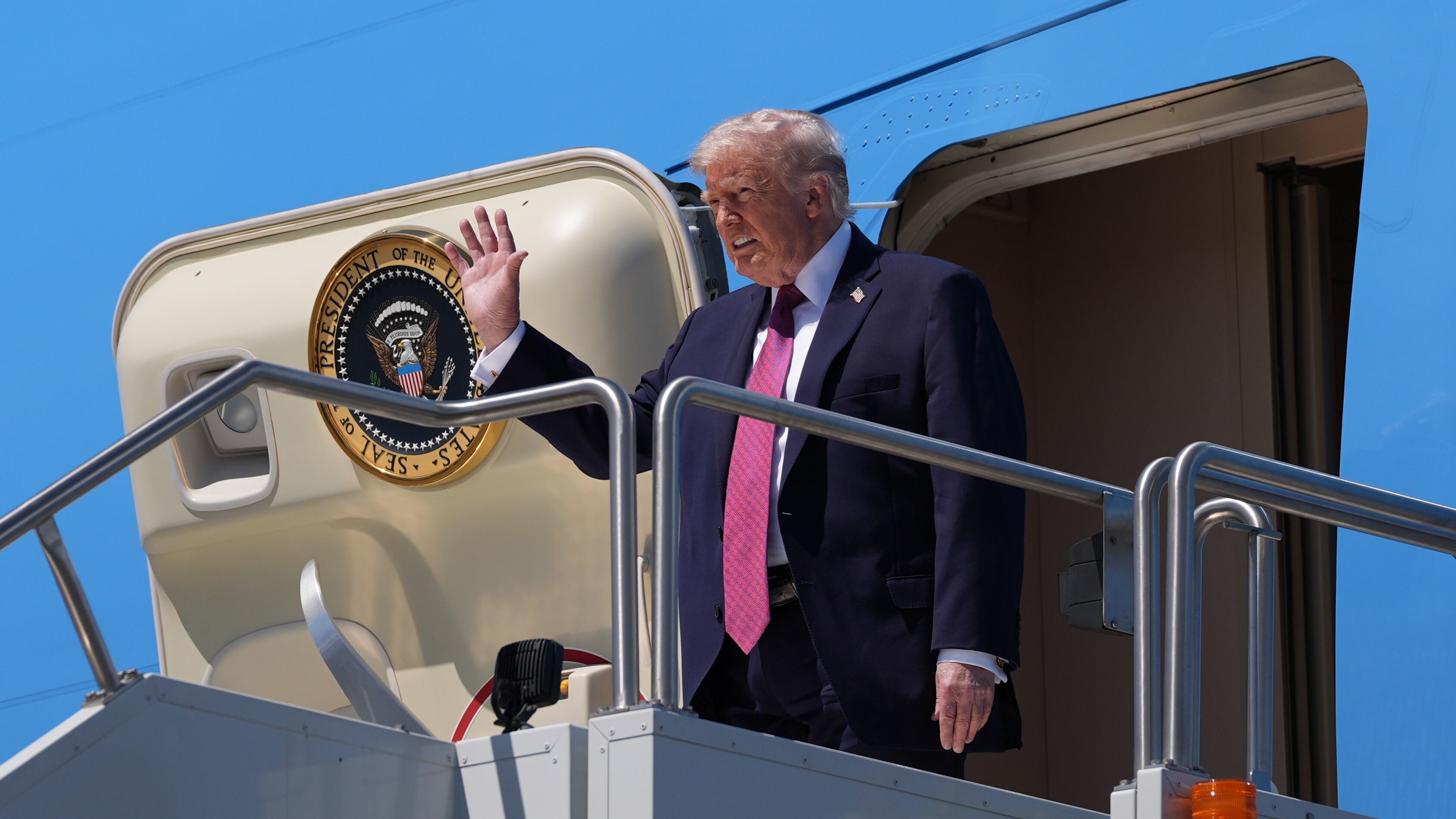 Riapre Hormuz, Borse in festa. Trump: "Accordo in 48 ore"