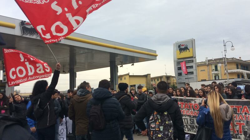Di Maio contestato da studenti e lavoratori a Pomigliano 4