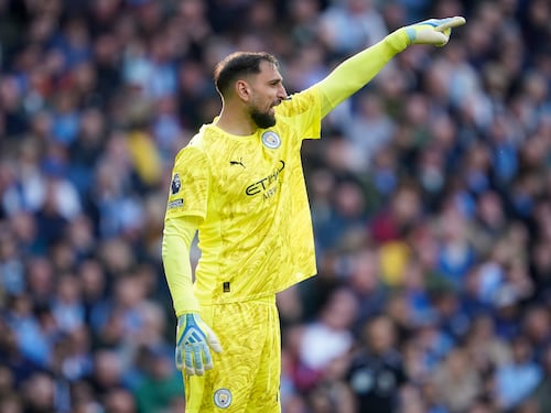 L’Arsenal e l’incubo delle bottiglie d’acqua: il City stende i Gunners e riapre la Premier