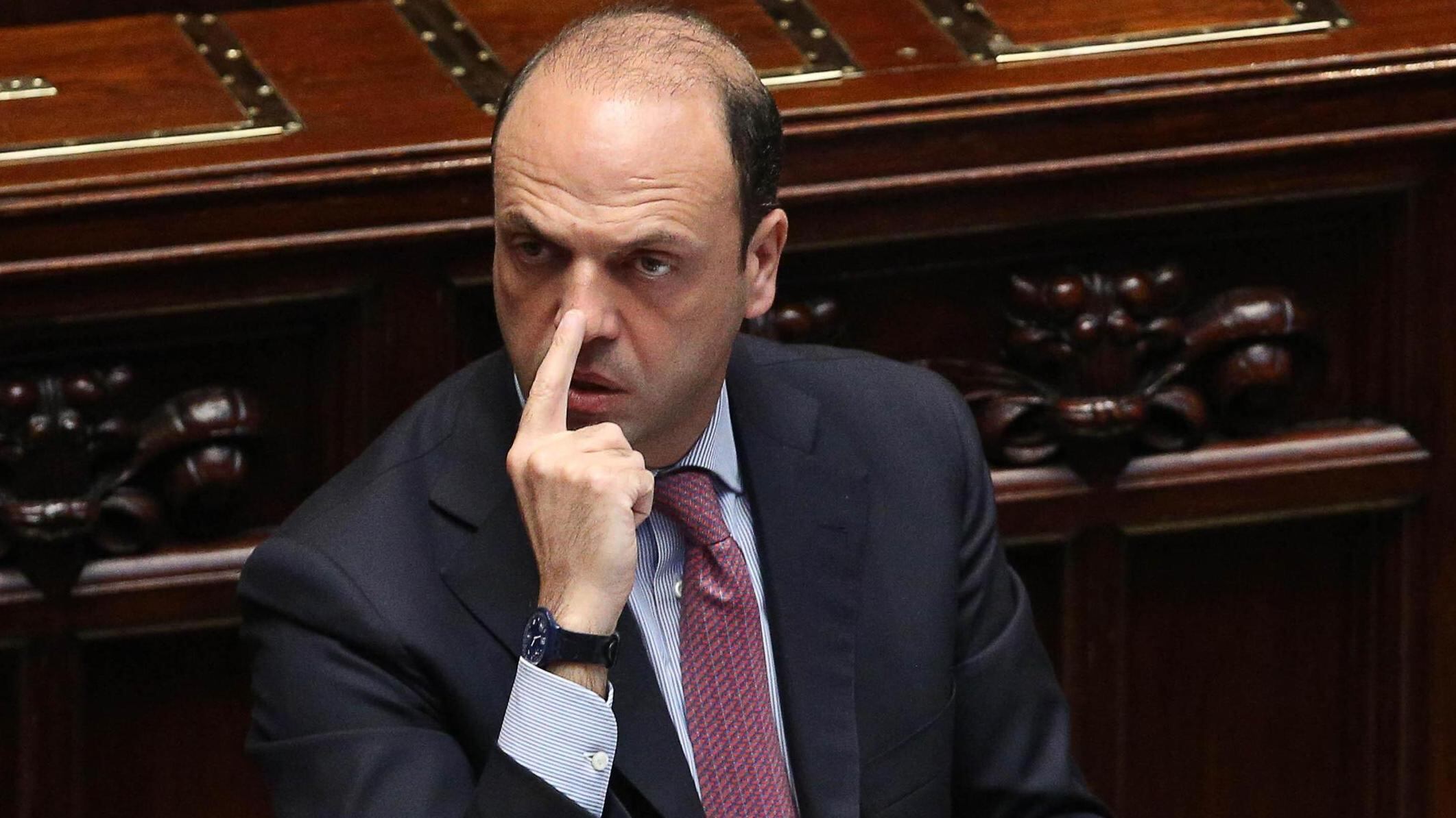 I dubbi di Alfano sui toni duri: io diversamente berlusconiano