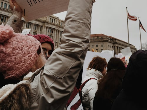 Le ultra femministe: i maschi in terapia e vietato incrociare le donne per strada