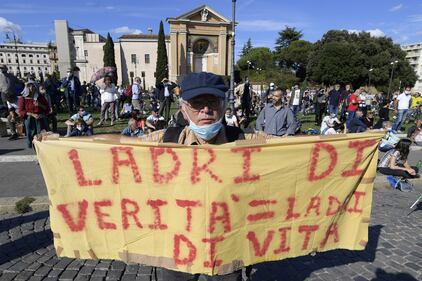 La manifestazione "no mask" oggi a Roma in Piazza San Giovanni 6
