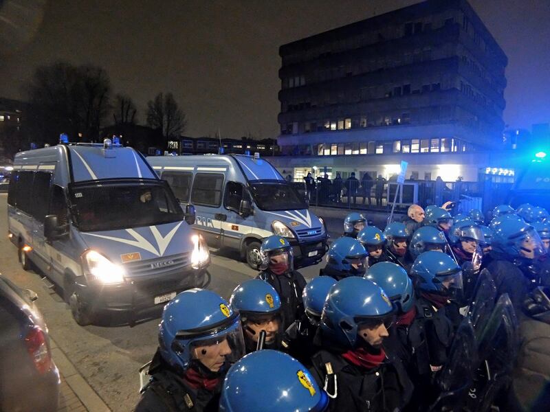 Milano, tensioni al convegno sulle foibe 3