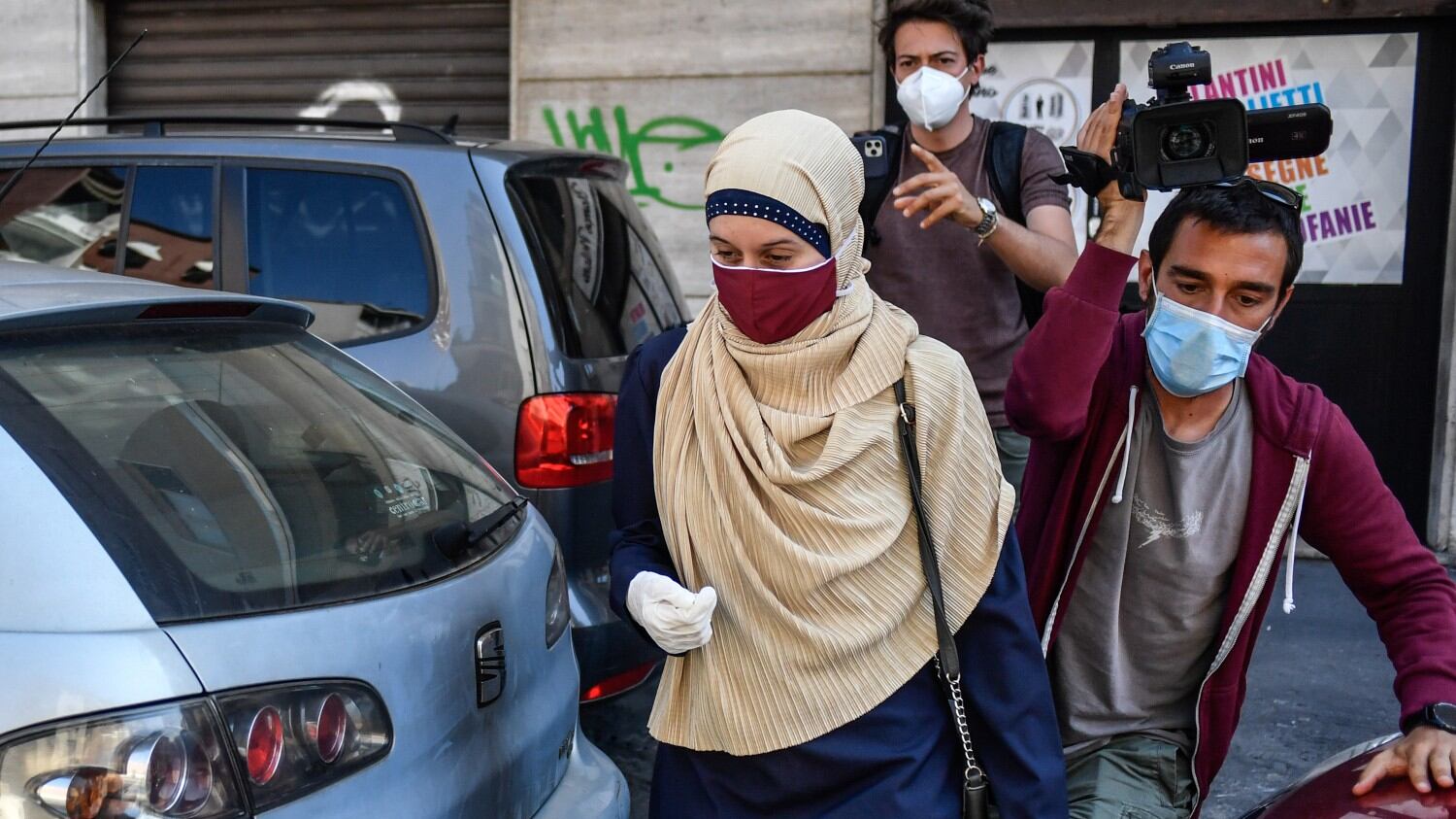 Silvia-Aisha, col velo dall'estetista