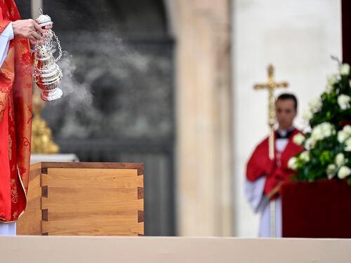 Le esequie, poi la sepoltura: Benedetto XVI ora riposa nelle Grotte Vaticane