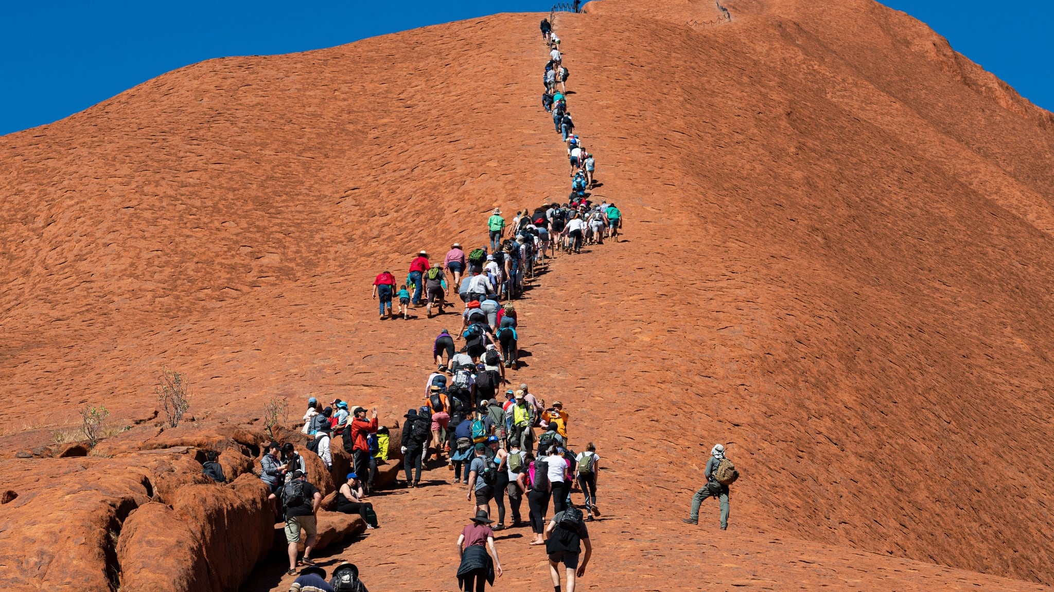 La chiusura di cima Uluru non piace agli australiani