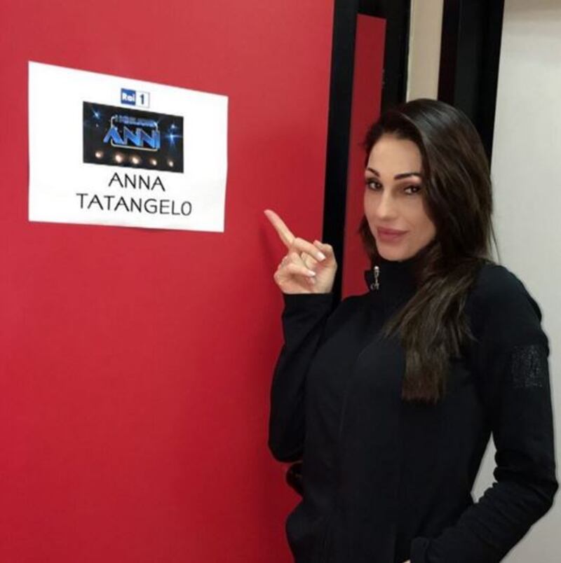 Anna Tatangelo, sexy sui social: foto 8