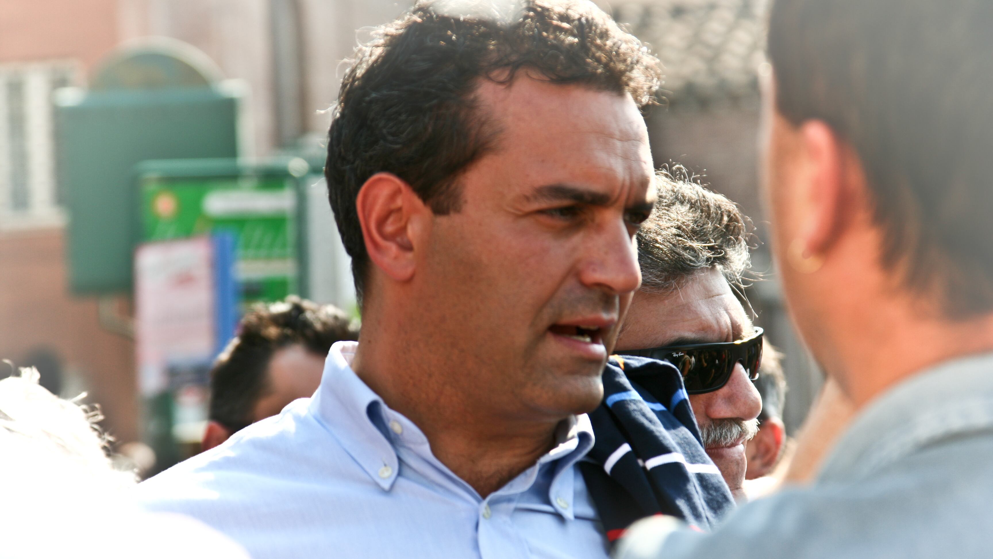 De Magistris ai migranti: "Venite a Napoli, vi prendo coi gommoni"