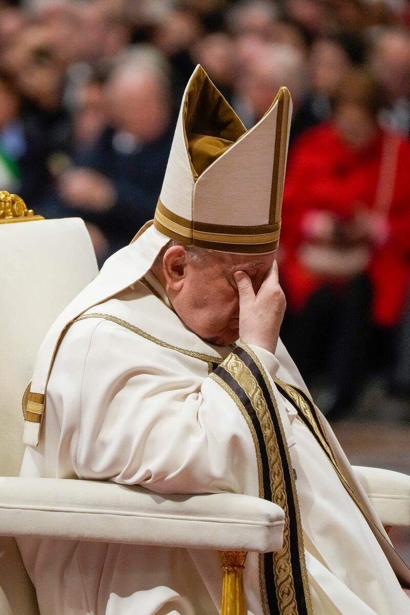 Papa Francesco, le immagini che allarmano i fedeli: al Concistoro con un vistoso ematoma, le foto 3