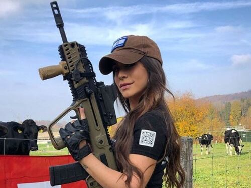 Pose sexy e armi in mano: l'ex soldatessa israeliana divenuta star di Instagram