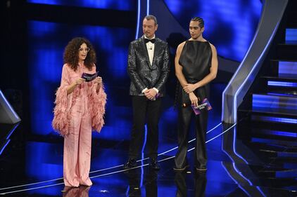 Sanremo 2024: ecco il look della terza serata del Festival da Mahmood 1