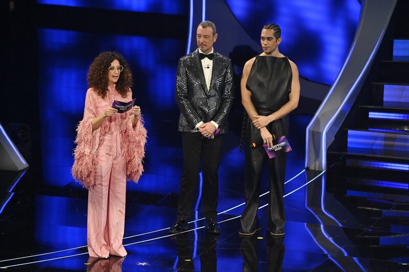 Sanremo 2024: ecco il look della terza serata del Festival da Mahmood 1