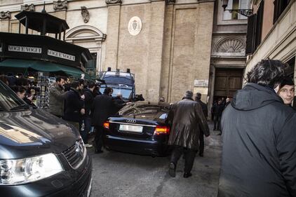 Lancio di uova all'arrivo di Berlusconi 1