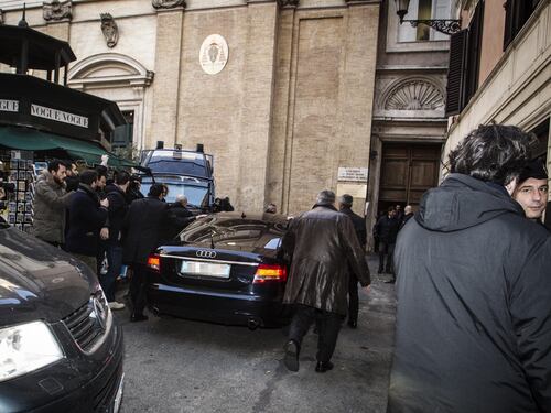 Lancio di uova all'arrivo di Berlusconi