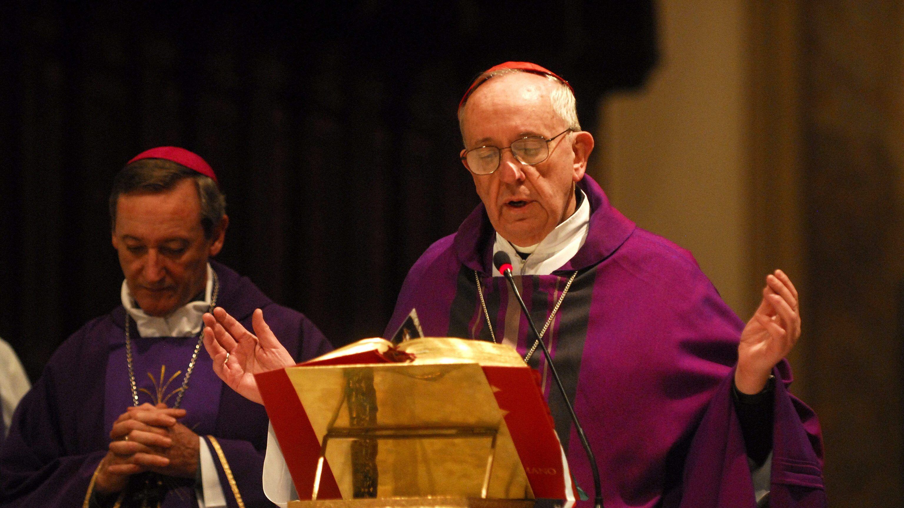 Bergoglio, il gesuita che sfidò Ratzinger e ora gira in tonaca