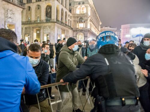 I No pass compiono i "18" ma la polizia guasta la festa