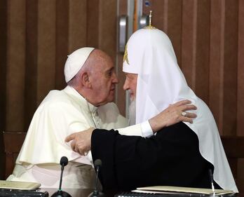 Papa Francesco abbraccia il patriarca ortodosso russo Kirill all'aeroporto Jose Marti dell'Avana, Cuba, 12 febbraio 2016.